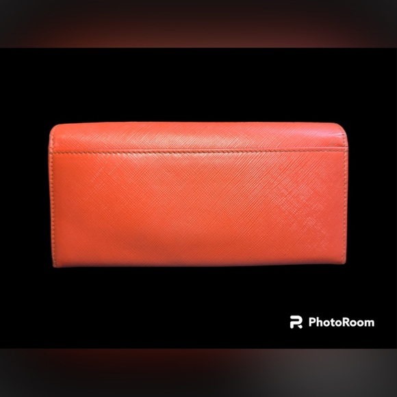 Salvatore Ferragamo Bifold Red Leather Wallet With Gold Tone Hardware. - Picture 5 of 13